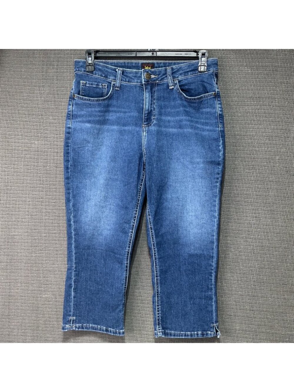 Lee Women's Medium Blue Denim Capri Jeans Size 10 With Zippered Hem Stretch